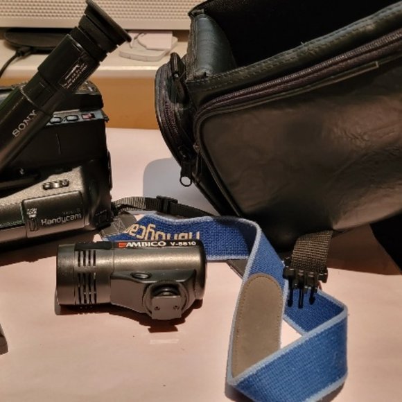 Sony CCD TR6 Handycam Camcorder - Picture 3 of 11